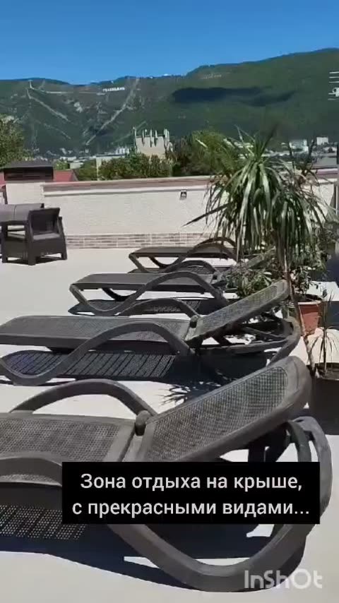 Зона отдыха на крыше гостиницы с видом на город